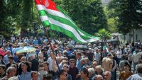 Митингующие в Абхазии требуют отставки министра внутренних дел